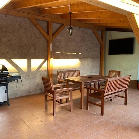 Apartman Se Spolecnym Bazenem Zlonice